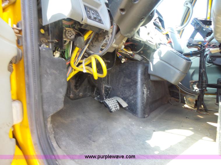 image for item L7220 2004 International 7400 dump truck