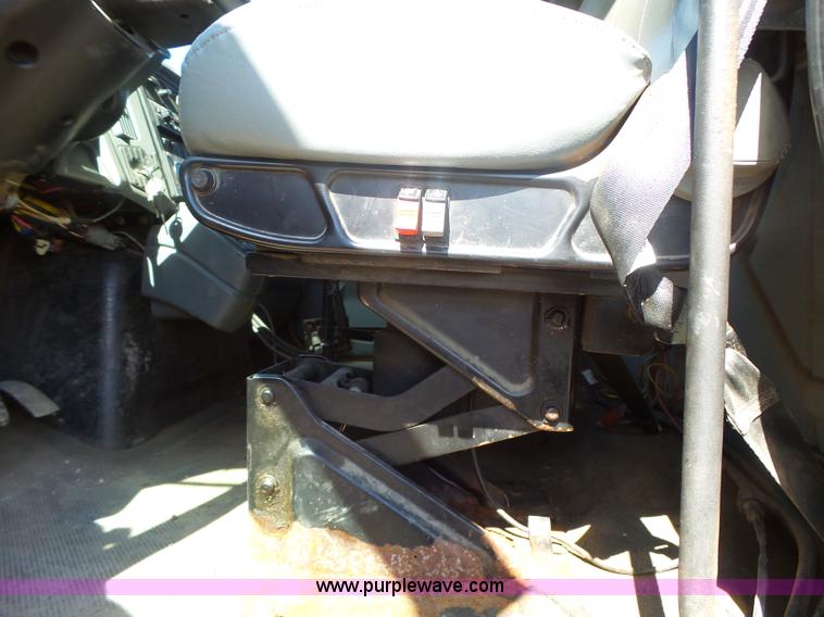 image for item L7220 2004 International 7400 dump truck