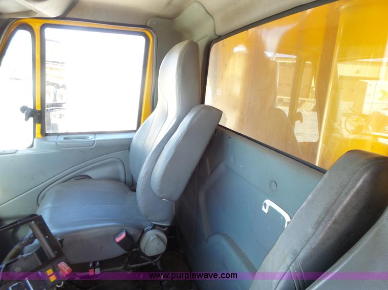 image for item L7220 2004 International 7400 dump truck