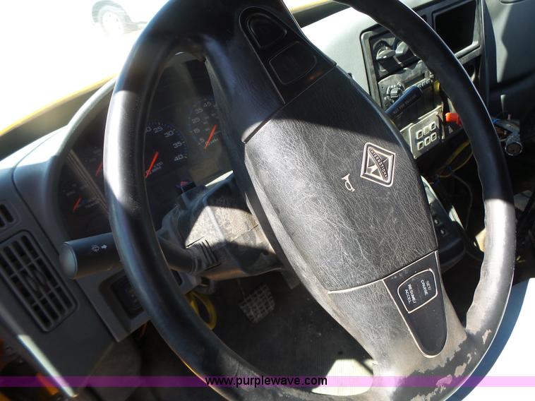 image for item L7220 2004 International 7400 dump truck