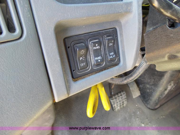 image for item L7220 2004 International 7400 dump truck