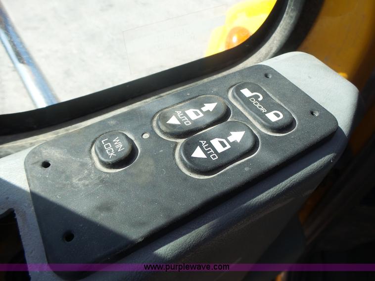 image for item L7220 2004 International 7400 dump truck