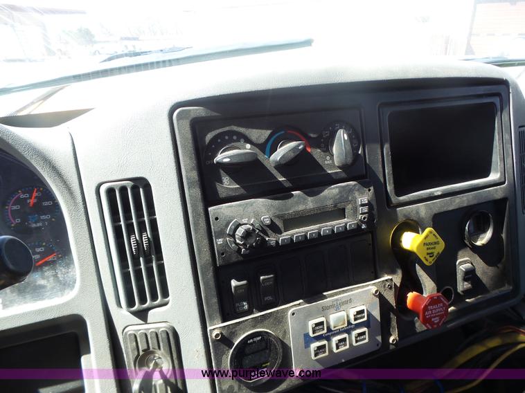 image for item L7220 2004 International 7400 dump truck