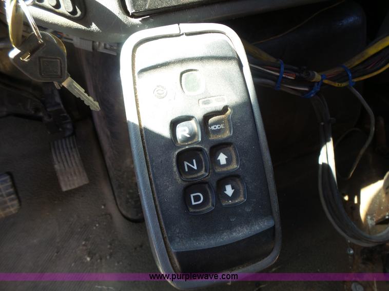 image for item L7220 2004 International 7400 dump truck