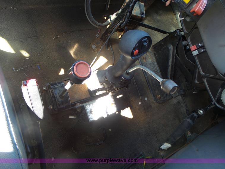 image for item L7220 2004 International 7400 dump truck