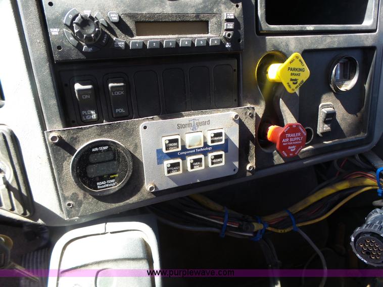 image for item L7220 2004 International 7400 dump truck