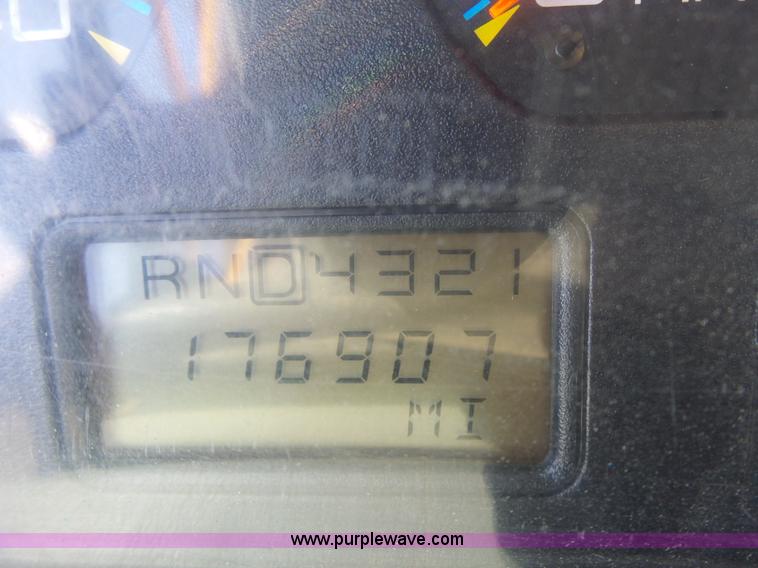 image for item L7220 2004 International 7400 dump truck