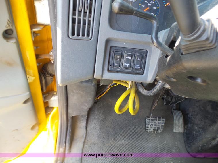 image for item L7220 2004 International 7400 dump truck