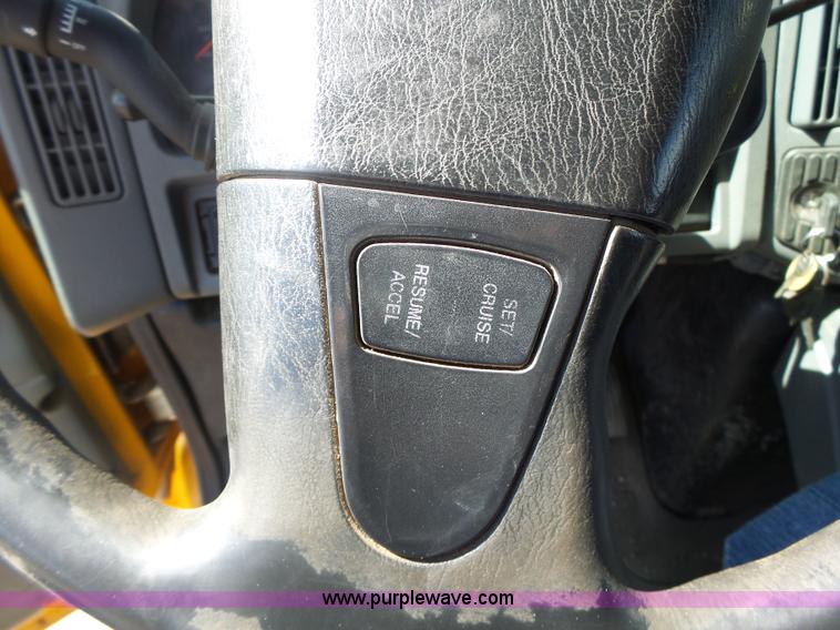 image for item L7220 2004 International 7400 dump truck