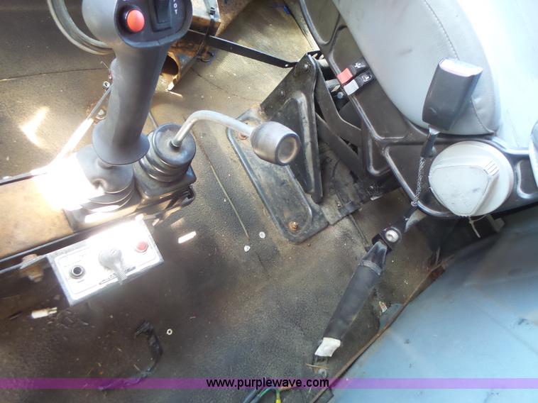 image for item L7220 2004 International 7400 dump truck