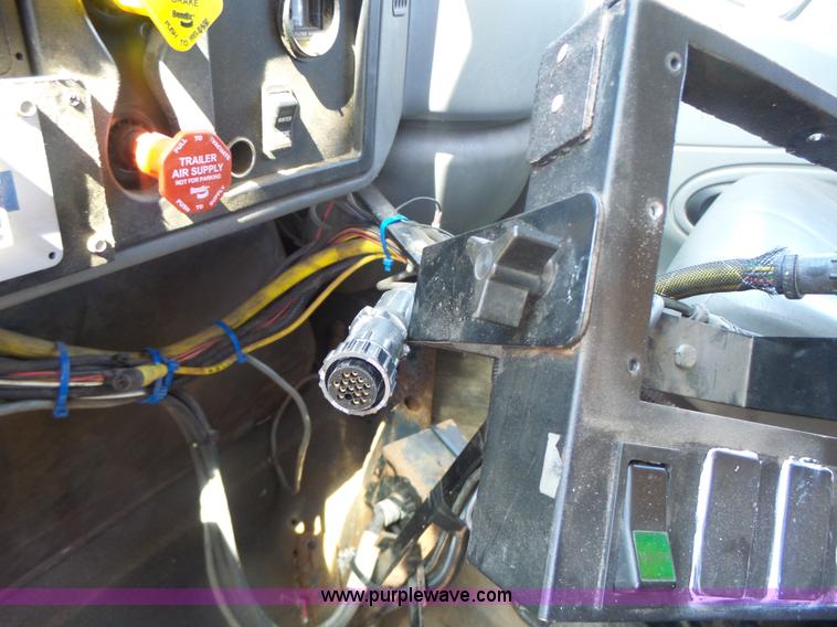 image for item L7220 2004 International 7400 dump truck