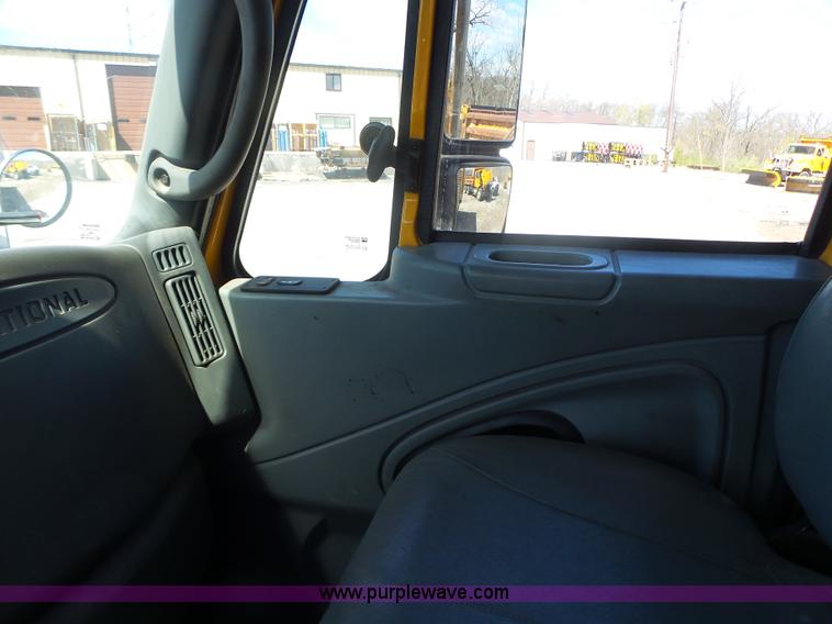 image for item L7220 2004 International 7400 dump truck