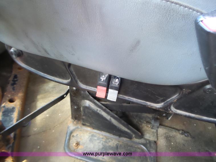 image for item L7220 2004 International 7400 dump truck