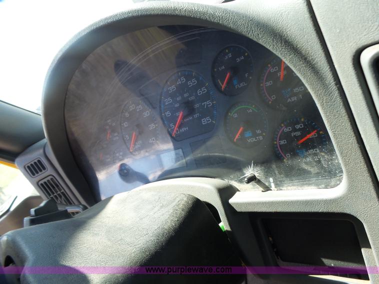 image for item L7220 2004 International 7400 dump truck