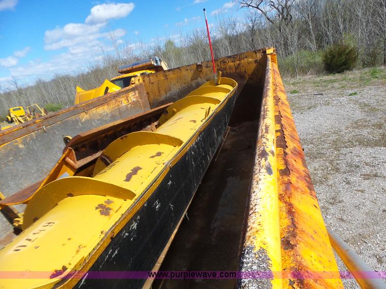 image for item L7220 2004 International 7400 dump truck