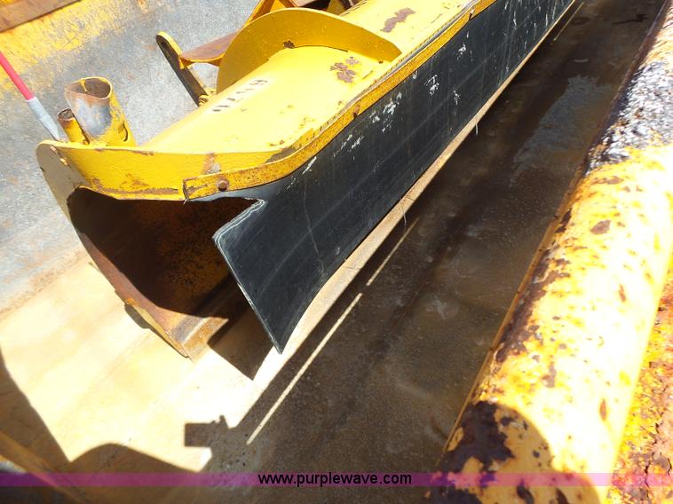 image for item L7220 2004 International 7400 dump truck