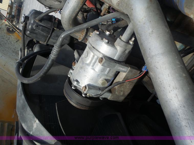 image for item L7220 2004 International 7400 dump truck