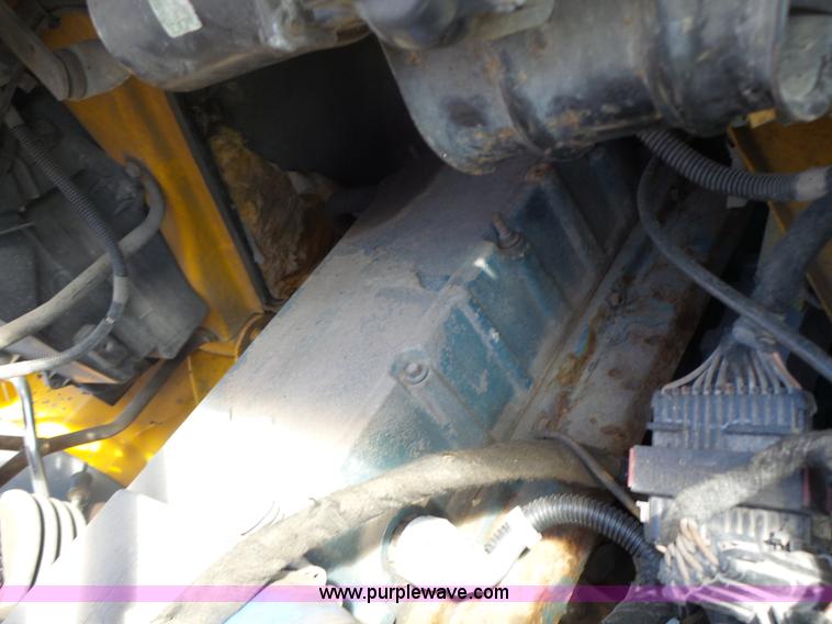 image for item L7220 2004 International 7400 dump truck