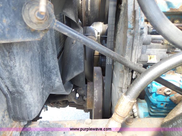 image for item L7220 2004 International 7400 dump truck