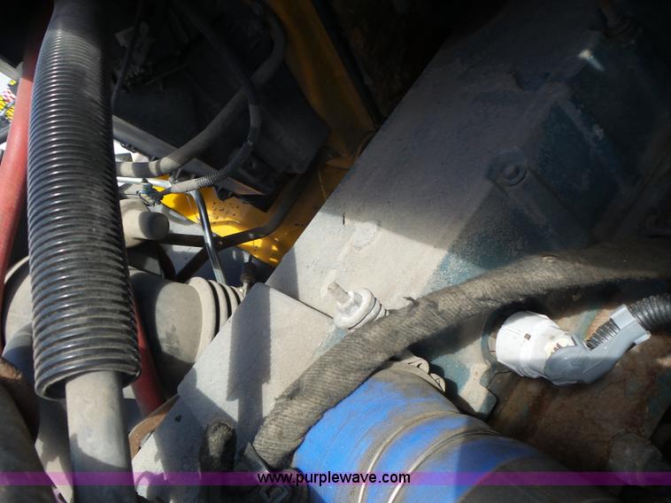 image for item L7220 2004 International 7400 dump truck