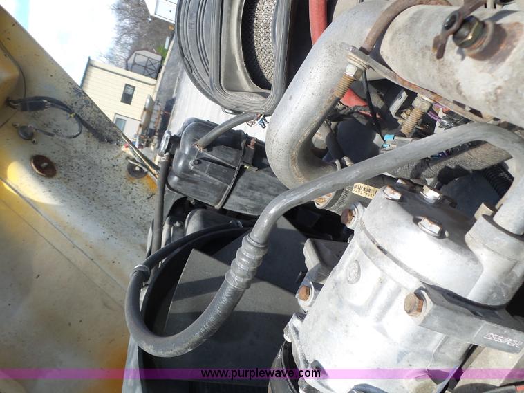 image for item L7220 2004 International 7400 dump truck