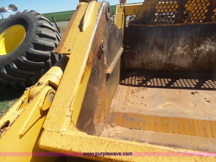 image for item L7485 John Deere 1810E scraper