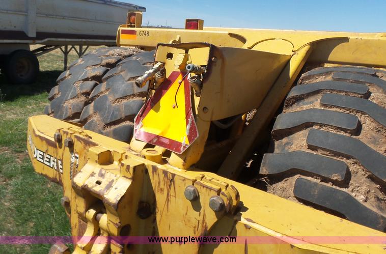 image for item L7485 John Deere 1810E scraper