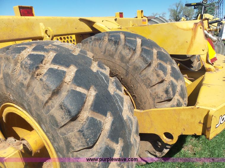 image for item L7485 John Deere 1810E scraper