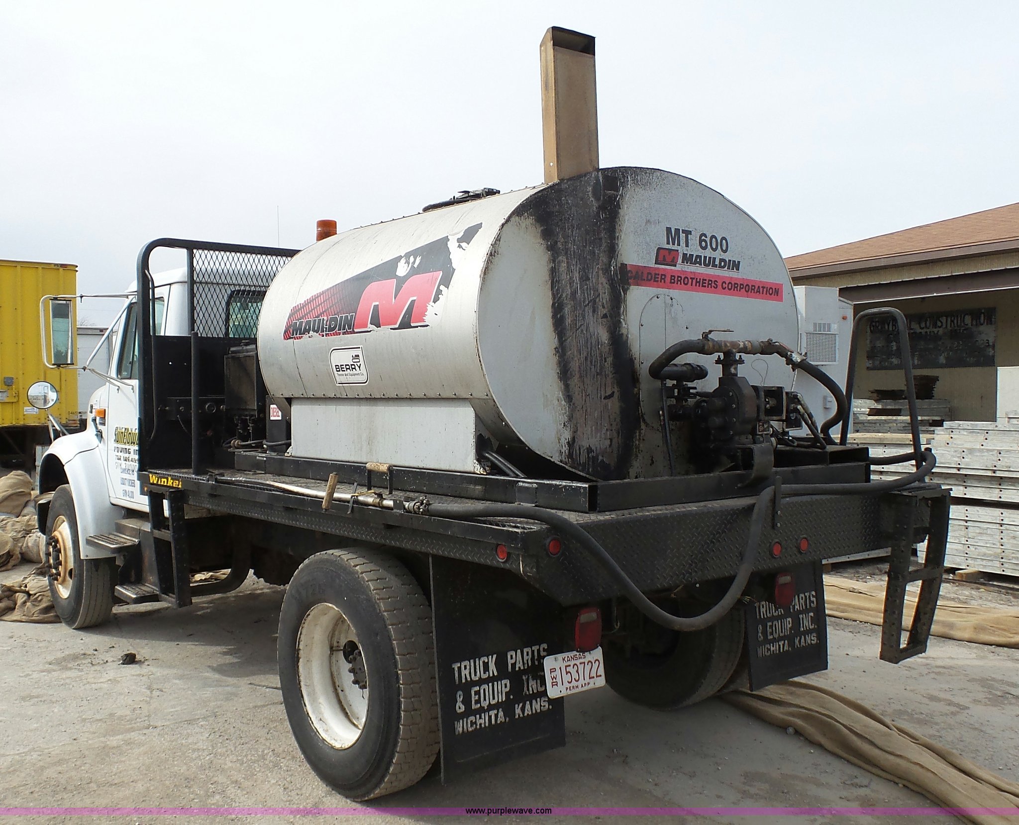 2000 International 4700 oil distributor truck in Topeka, KS Item