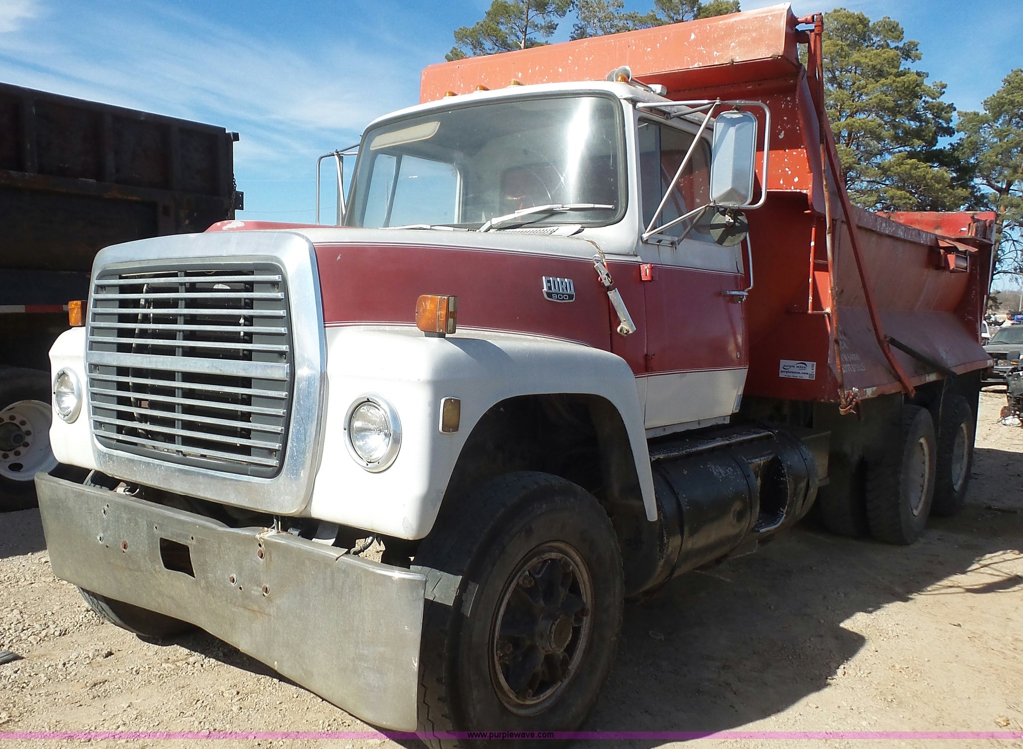 1971 Ford 9000 dump truck in Wamego, KS Item L4755 sold Purple Wave