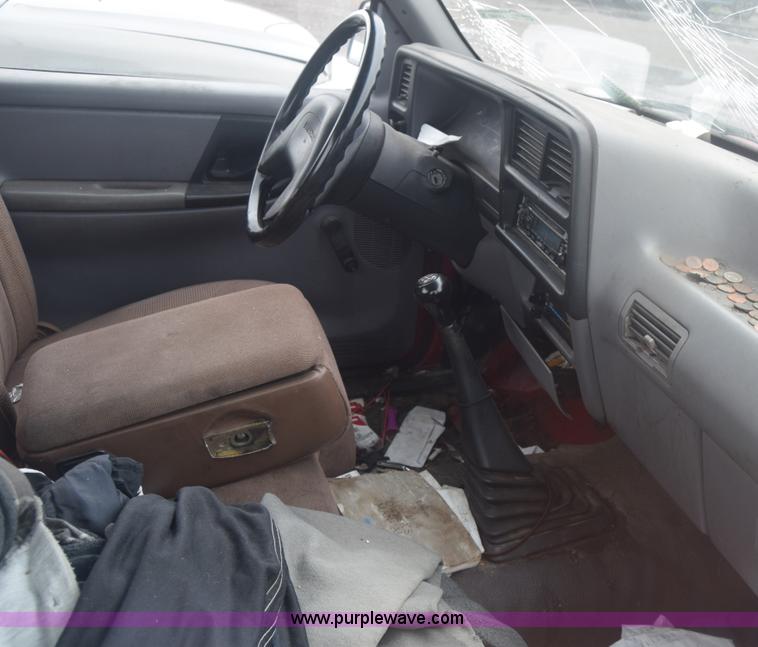 image for item AW9927 1994 Mazda B2300 pickup truck