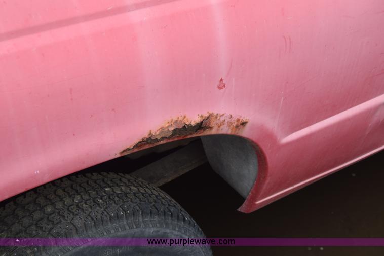 image for item AW9927 1994 Mazda B2300 pickup truck