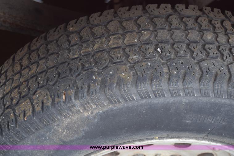 image for item AW9927 1994 Mazda B2300 pickup truck