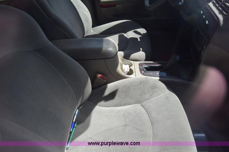 image for item BW9487 2003 Chrysler Concorde