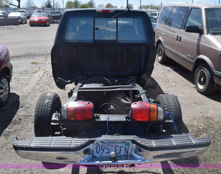 image for item BW9489 1996 Mazda B3000 SE Ext. Cab pickup truck cab and chassis