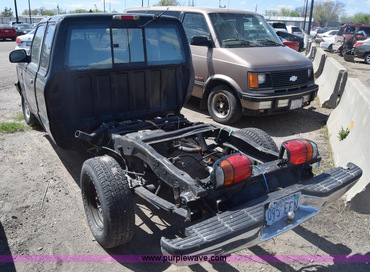 image for item BW9489 1996 Mazda B3000 SE Ext. Cab pickup truck cab and chassis