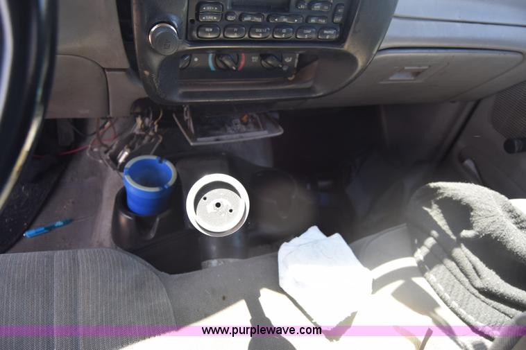 image for item BW9489 1996 Mazda B3000 SE Ext. Cab pickup truck cab and chassis