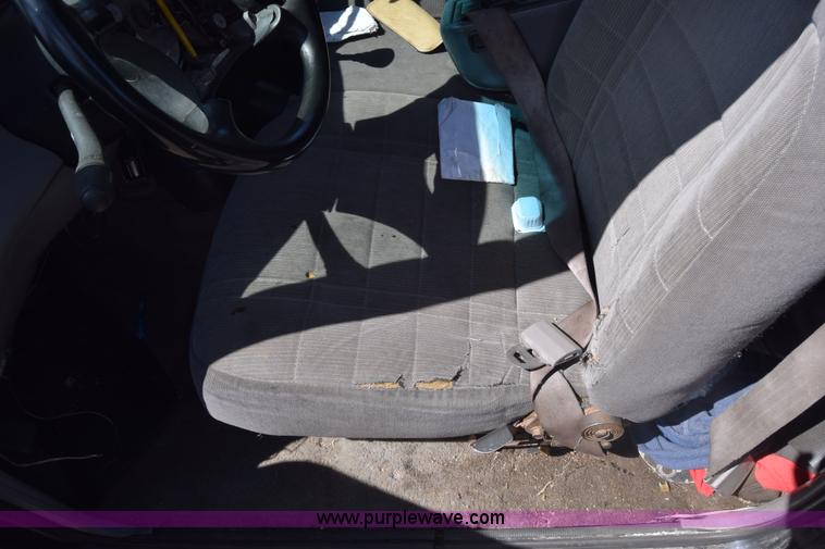 image for item BW9489 1996 Mazda B3000 SE Ext. Cab pickup truck cab and chassis