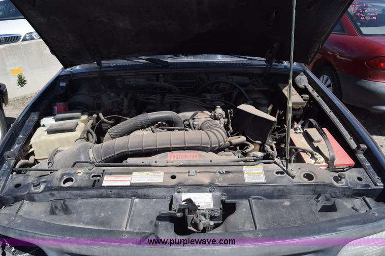 image for item BW9489 1996 Mazda B3000 SE Ext. Cab pickup truck cab and chassis