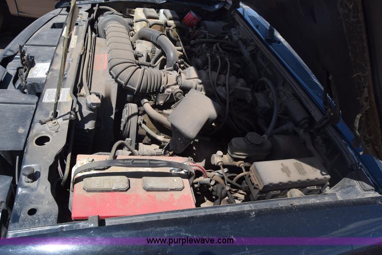 image for item BW9489 1996 Mazda B3000 SE Ext. Cab pickup truck cab and chassis