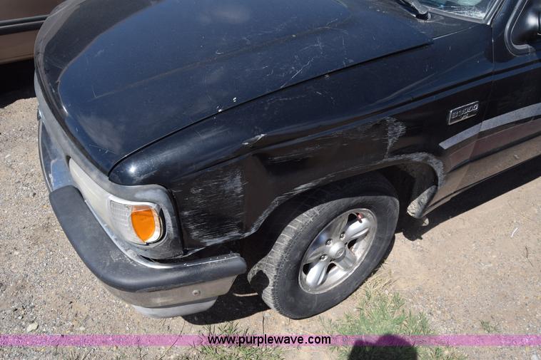 image for item BW9489 1996 Mazda B3000 SE Ext. Cab pickup truck cab and chassis