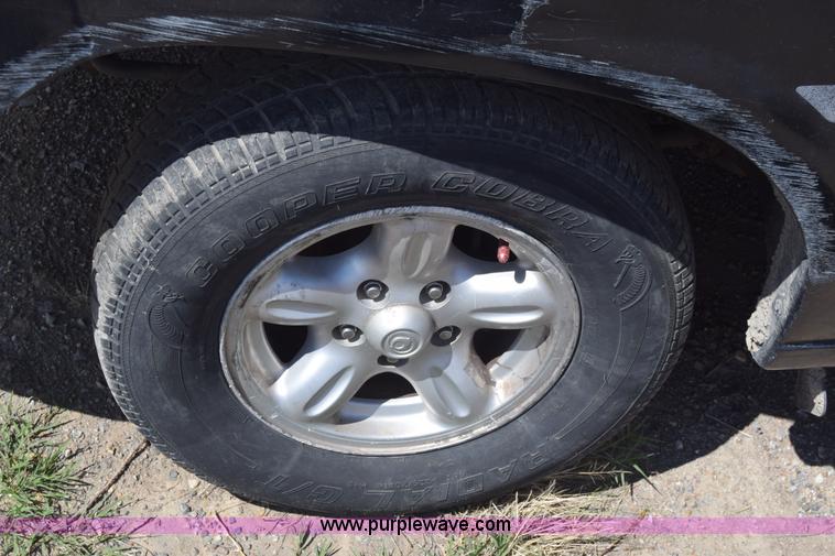 image for item BW9489 1996 Mazda B3000 SE Ext. Cab pickup truck cab and chassis