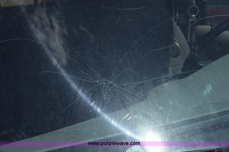 image for item BW9489 1996 Mazda B3000 SE Ext. Cab pickup truck cab and chassis