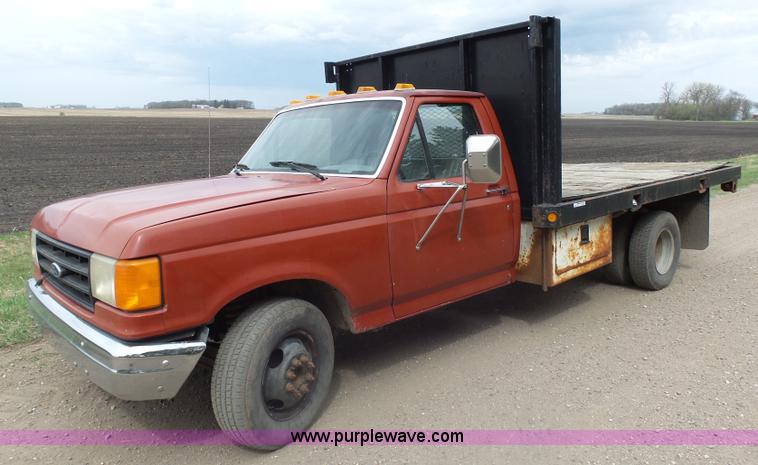 image for item AL9195 1987 Ford F350 flatbed pickup truck