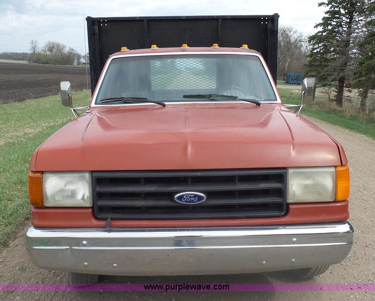 image for item AL9195 1987 Ford F350 flatbed pickup truck