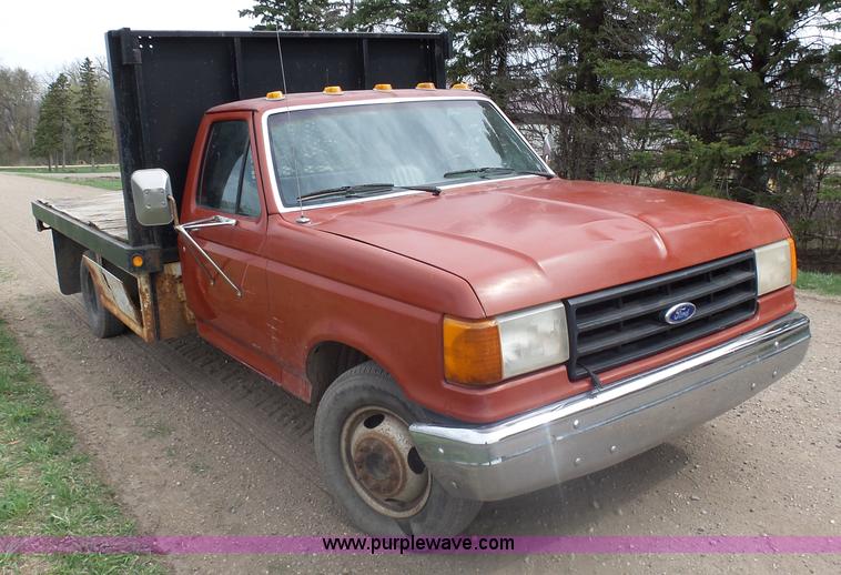 image for item AL9195 1987 Ford F350 flatbed pickup truck
