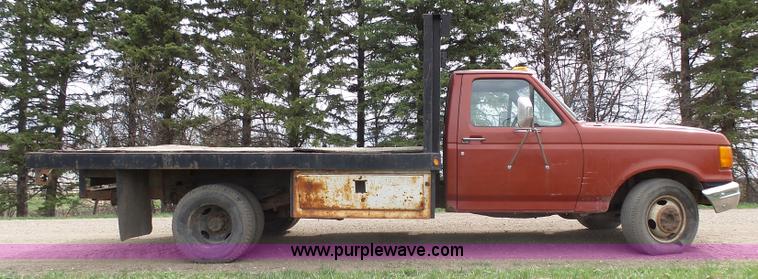 image for item AL9195 1987 Ford F350 flatbed pickup truck
