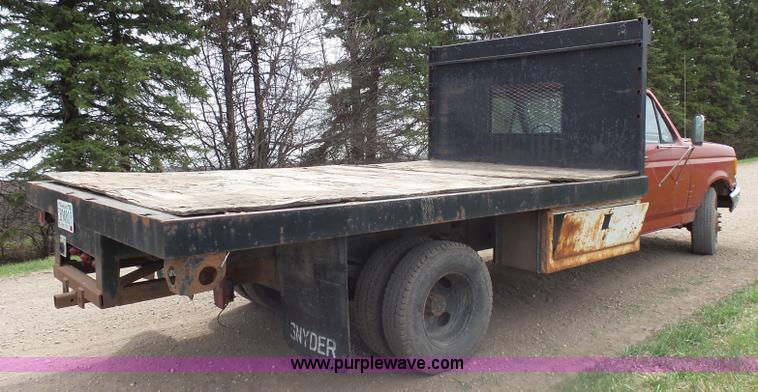 image for item AL9195 1987 Ford F350 flatbed pickup truck