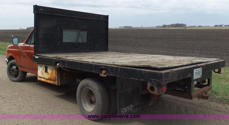 image for item AL9195 1987 Ford F350 flatbed pickup truck