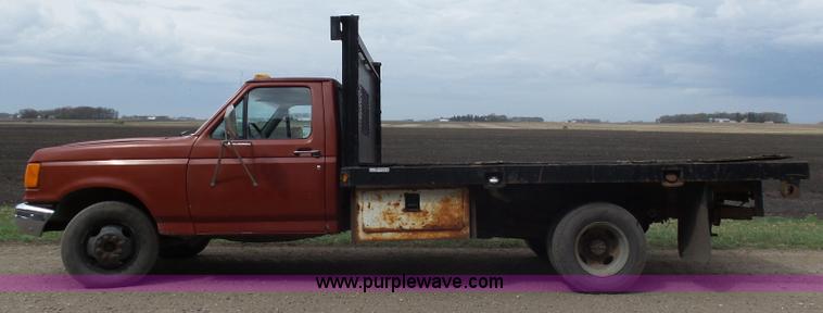 image for item AL9195 1987 Ford F350 flatbed pickup truck